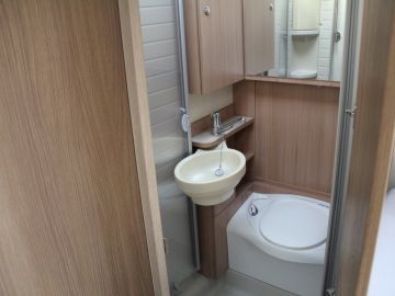 Bürstner BUT569 Nexxo T569 | Vast Bed | Kleine Camper| Elektrische Trap| Douche|